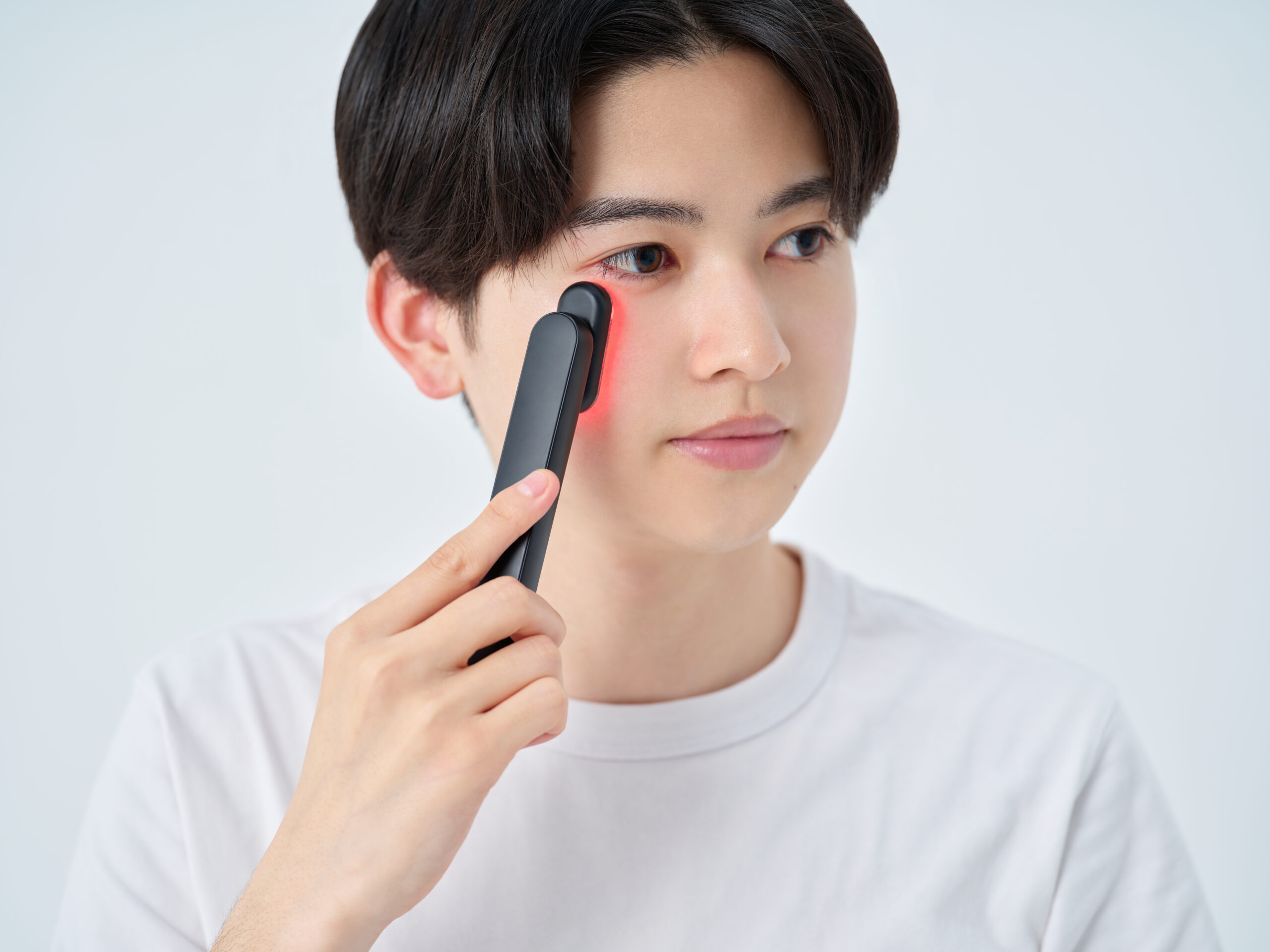 I字ヘッドで頬の側面に当てている使用イメージ(目元・口元など細部にも当てやすい設計)